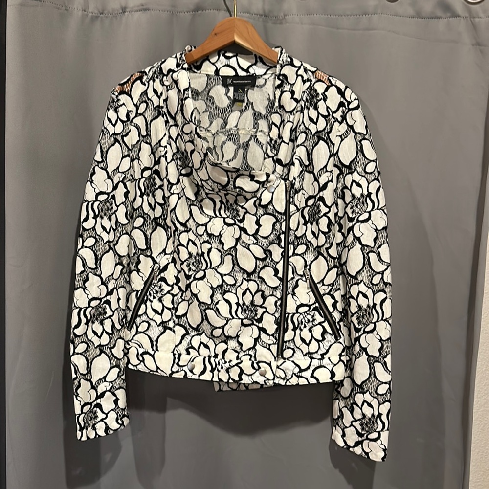 Gorgeous cream/black lace short jacket/blouse w/zipper side closure